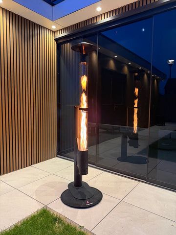 Flamesa Lumina poêle à granulés sur une terrasse